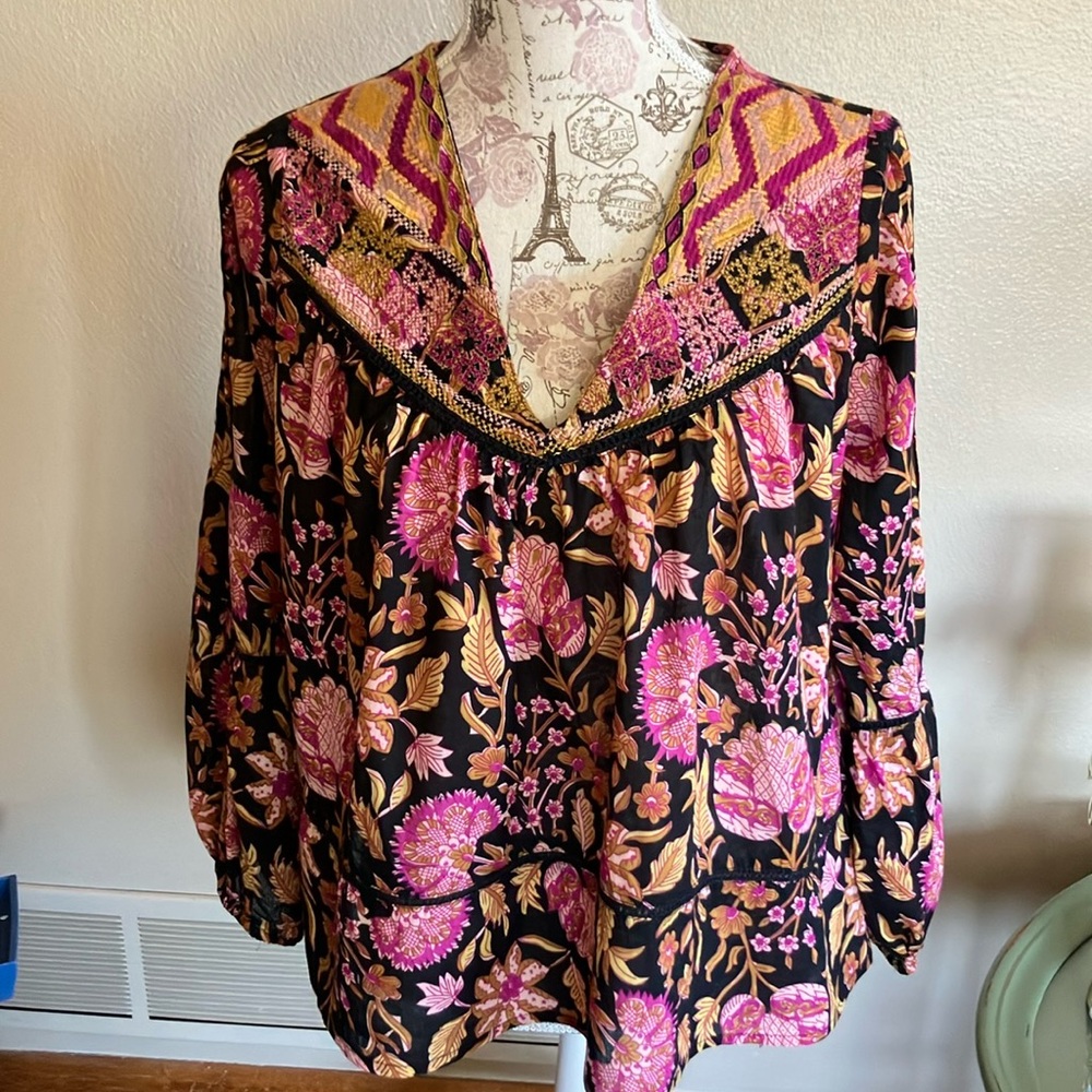 RACHEL ZOE PURPLE & BLACK L/S BLOUSE. CUTE!  SIZE SMALL. ELASTIC ON CUFF. EUC